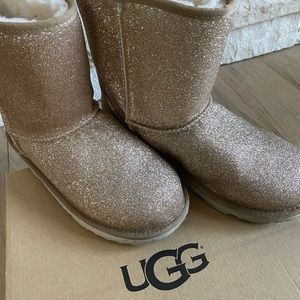 ALMOST NEW!!! UGG Girls Classic Short Boots Gold Glitter -Size 4